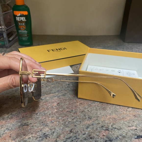 Fendi Baguette gold FF pattern sunglasses - worn twice in New Condition - Picture 6 of 14